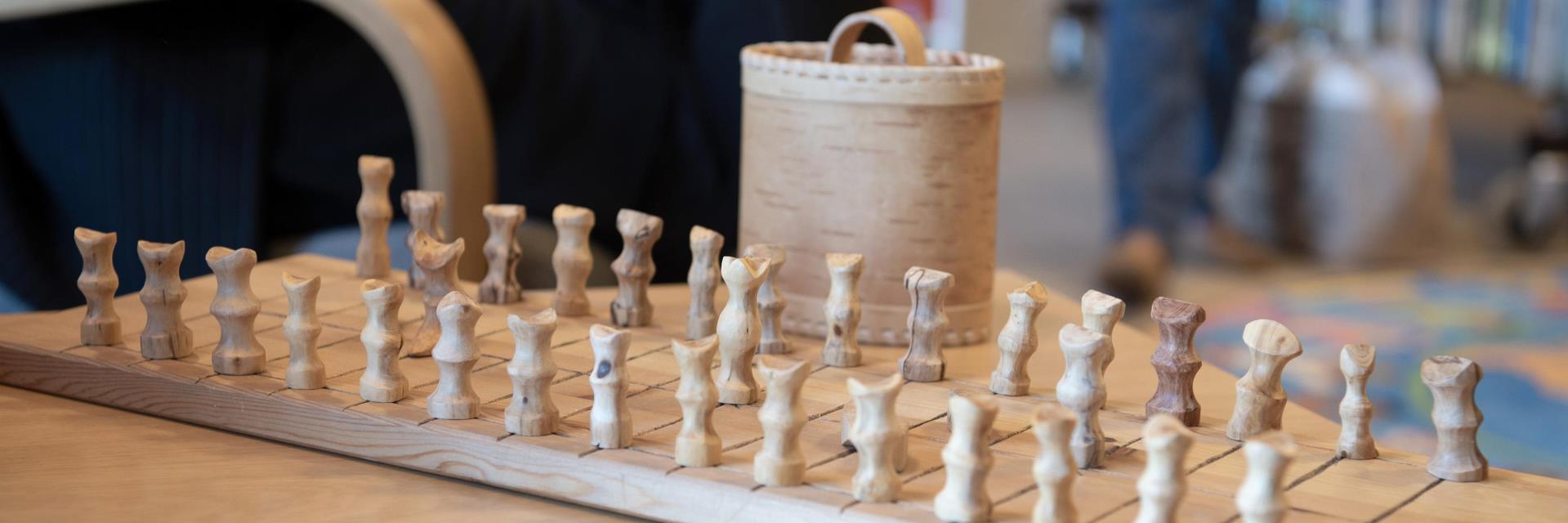 Sáhkku-brett på Unjárgga girjerájus - Nesseby bibliotek